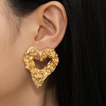 Модные Золотые серьги-гвоздики с большим сердцем для женщин 2023 Корейские винтажные Минималистичные Металлические украшения для пирсинга ушей